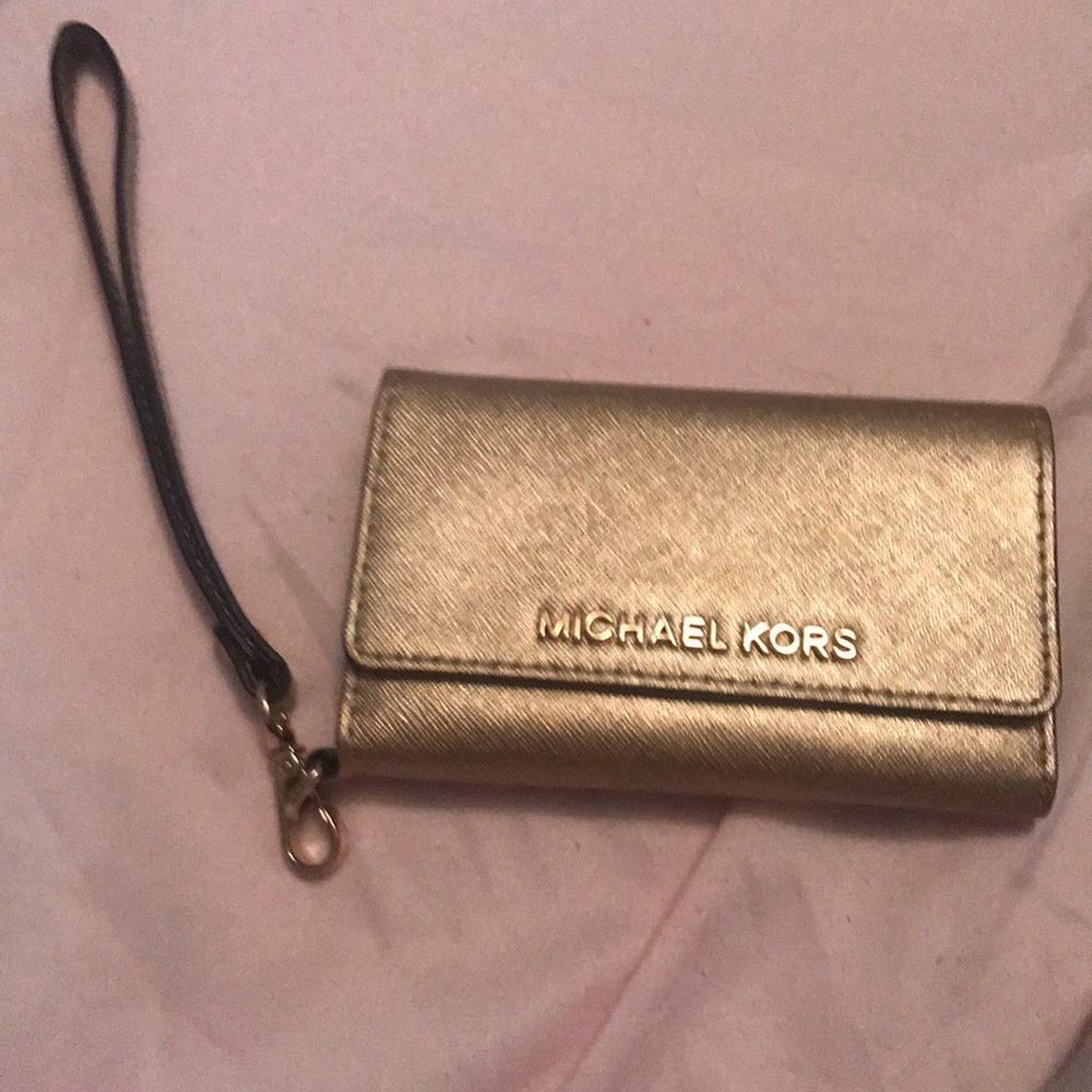 Wristlet that will hold an iPhone 4/4S